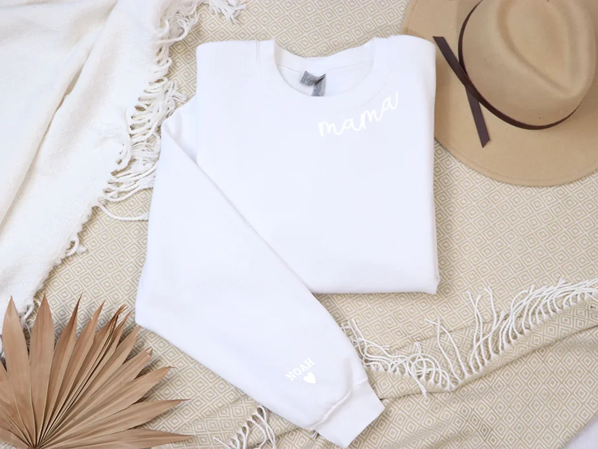 "Mama Curved" - Personalisiertes, besticktes Sweatshirt mit Kindernamen