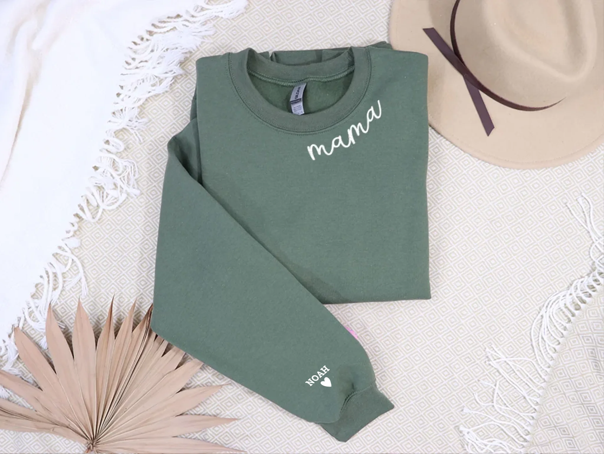 "Mama Curved" - Personalisiertes, besticktes Sweatshirt mit Kindernamen