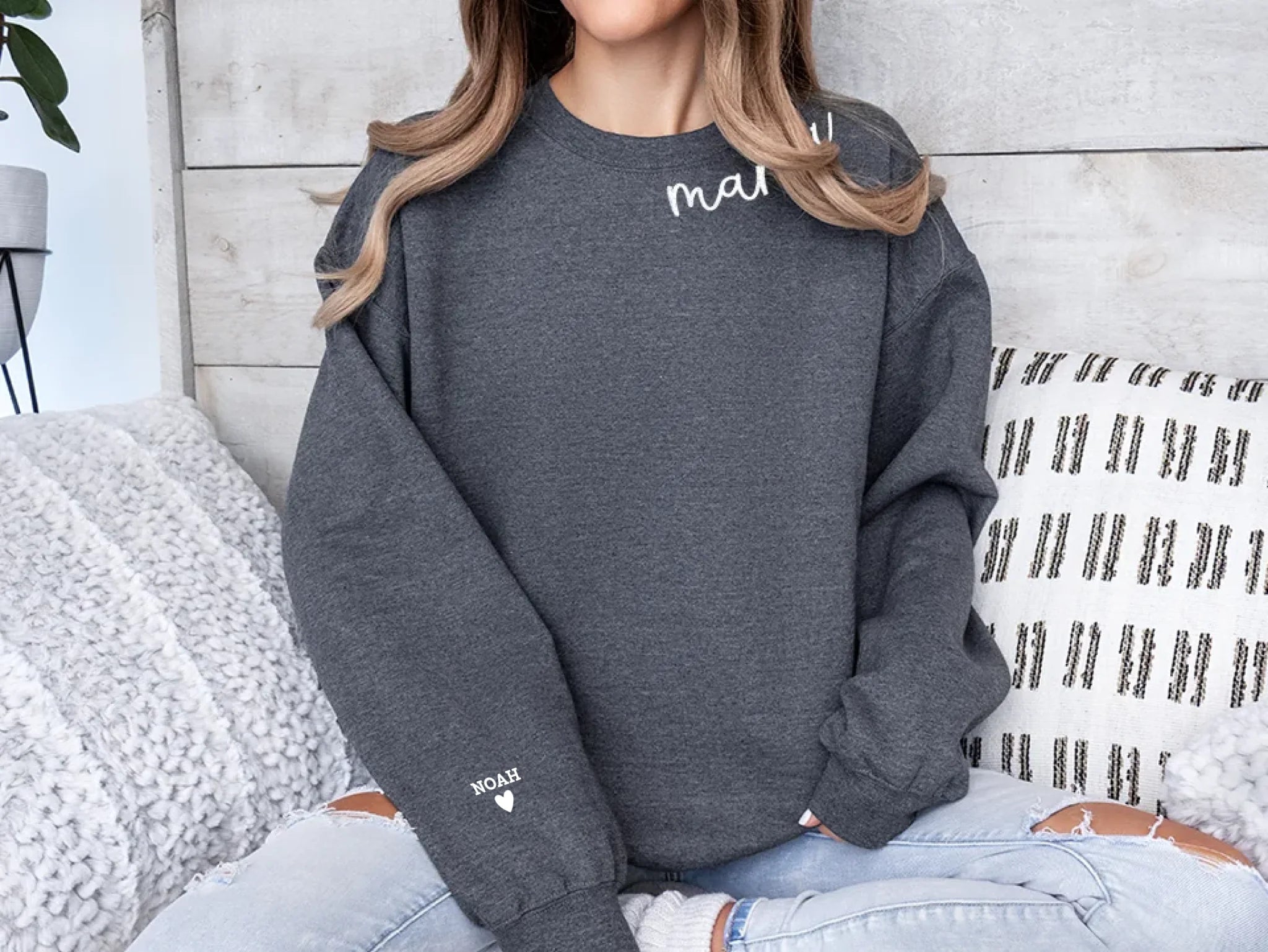 "Mama Curved" - Personalisiertes, besticktes Sweatshirt mit Kindernamen
