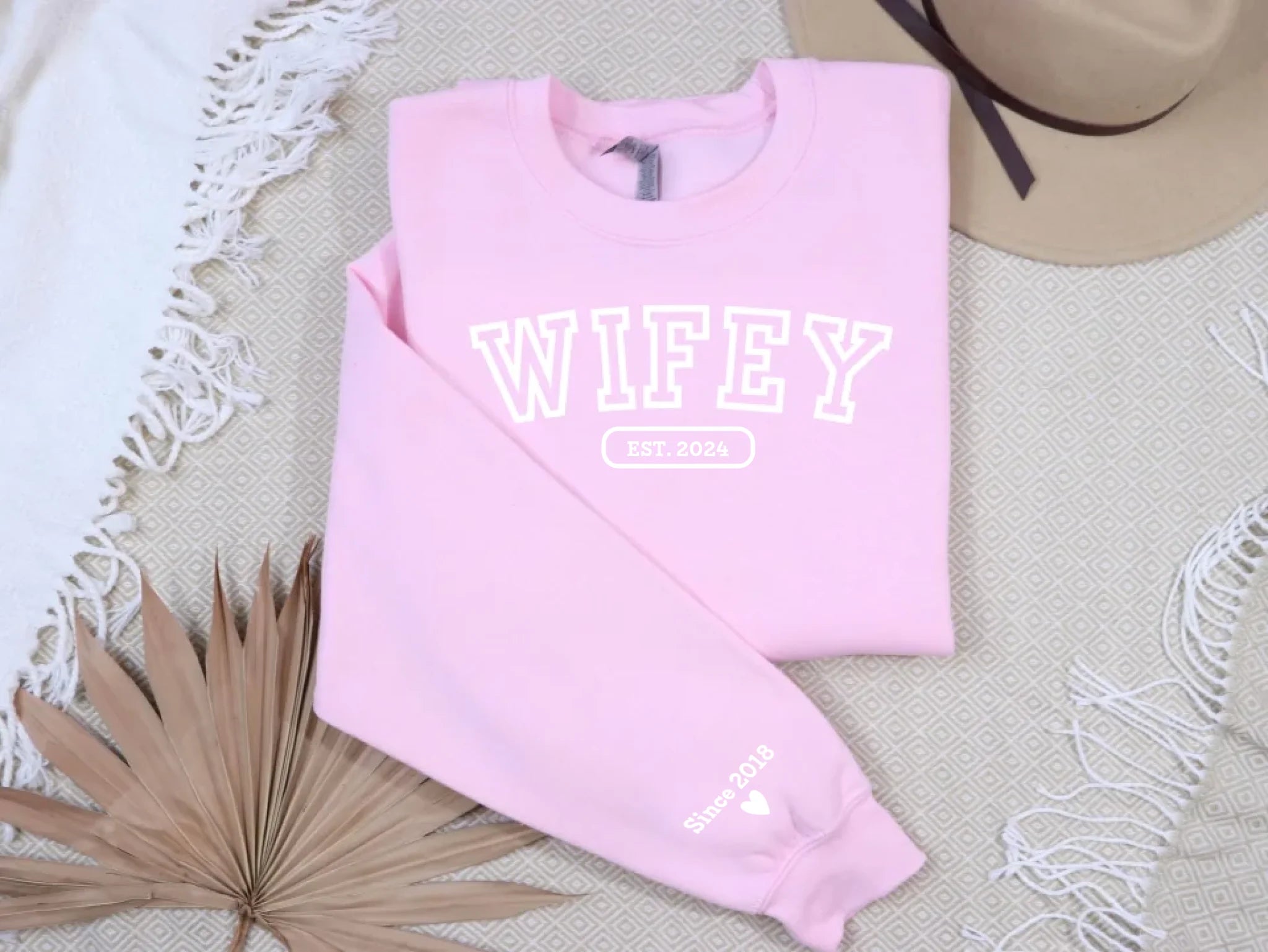 "WIFEY" - Personalisiertes, besticktes Sweatshirt mit Initialen