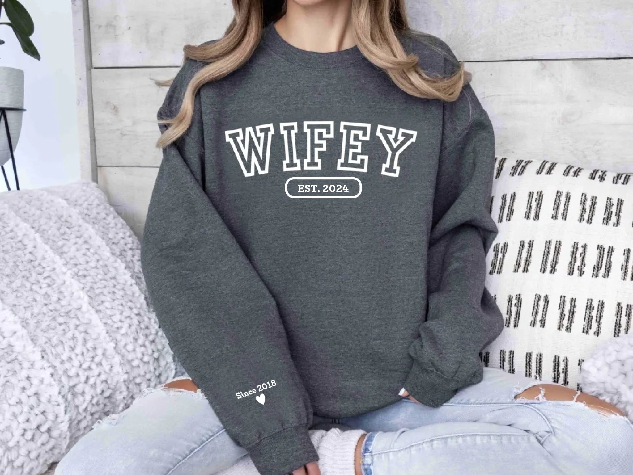"WIFEY" - Personalisiertes, besticktes Sweatshirt mit Initialen