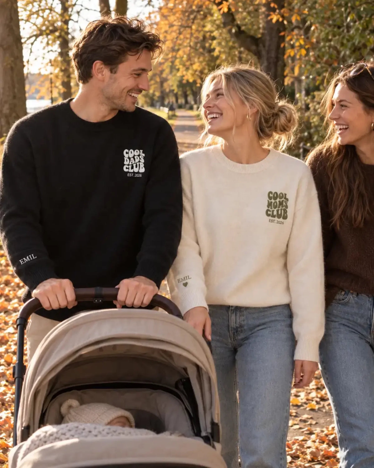Lachende Eltern mit Kinderwagen im Herbst-17