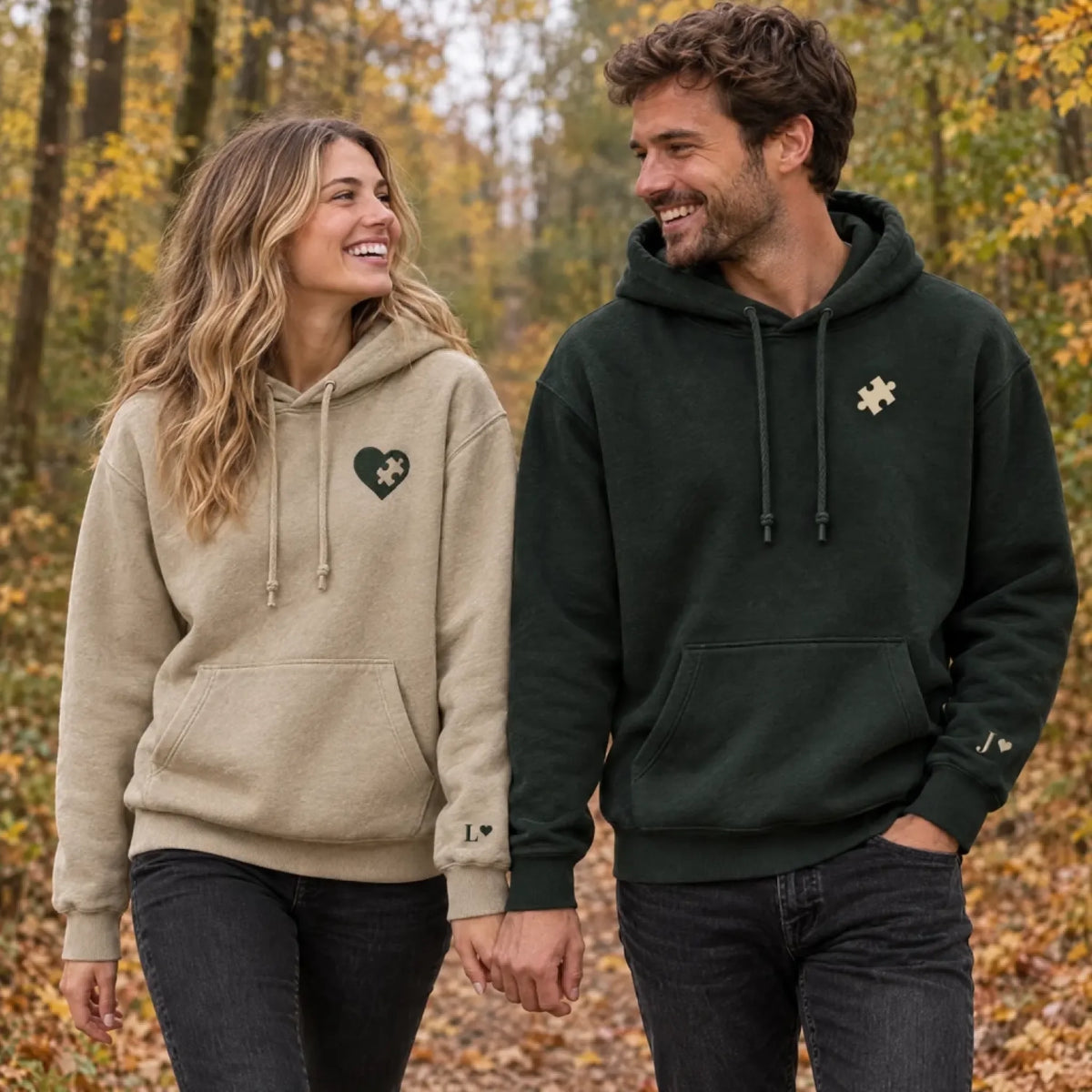 Paar im Herbstwald in Partner Hoodies Waldgrün und Beige