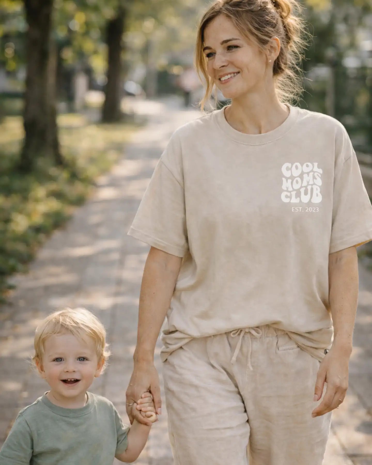 “Cool Moms Club“ - Personalisiertes, besticktes Heavy Cotton T-Shirt