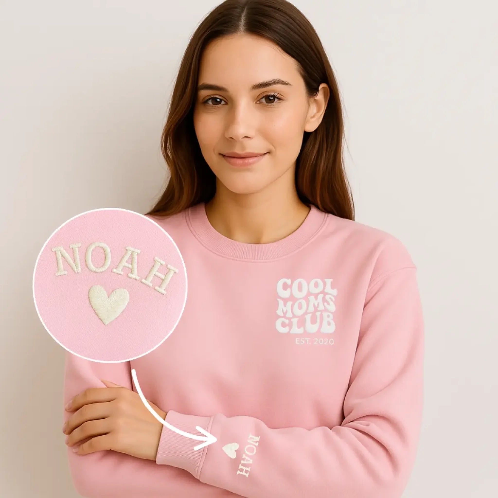 Cool_Moms_Club_-_Personalisiertes_Sweatshirt_mit_Kindernamen_und_Datum_-_LightPink-LifeStyle_-_Zoomed_-_V1