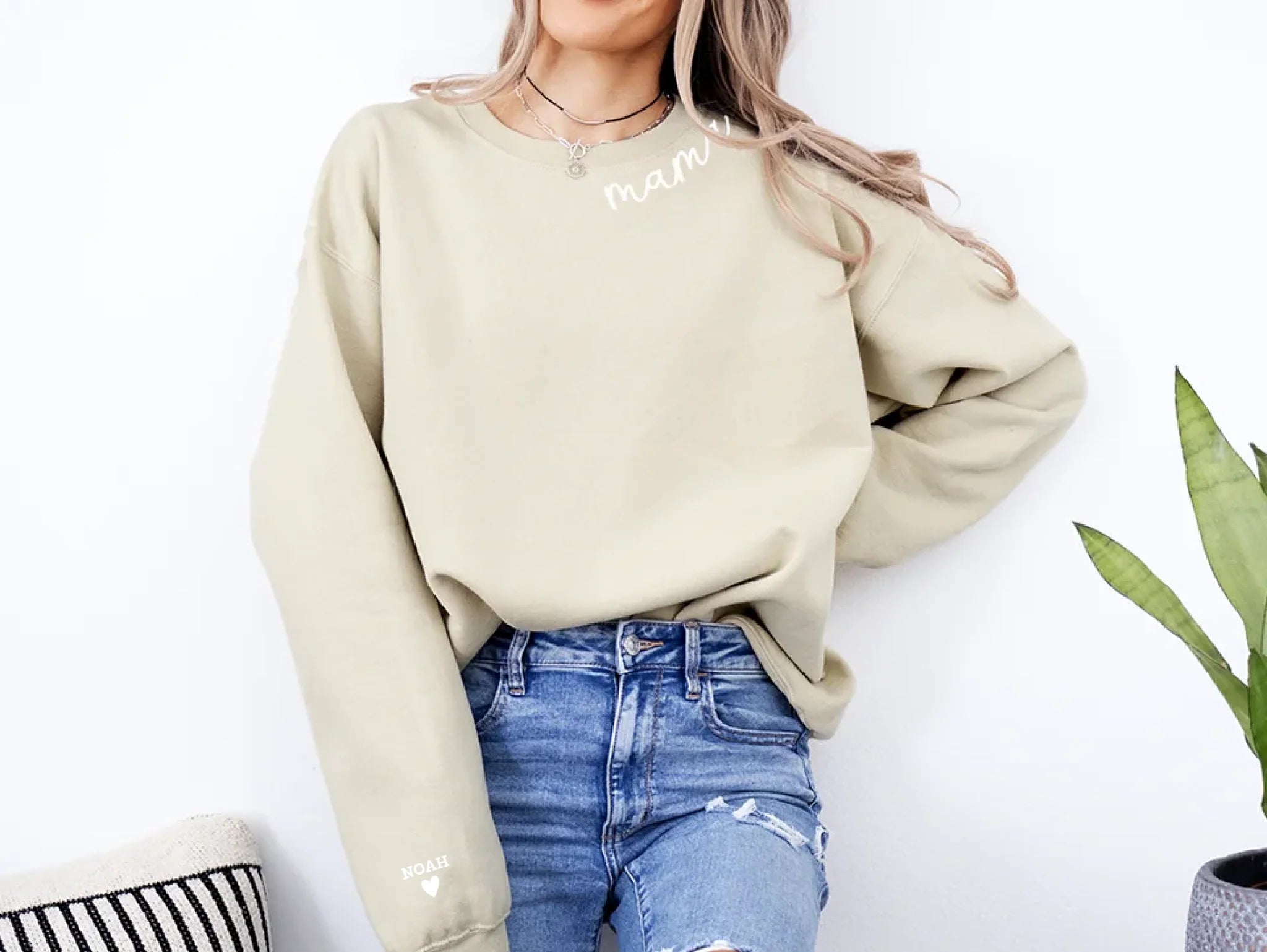 "Mama Curved" - Personalisiertes, besticktes Sweatshirt mit Kindernamen
