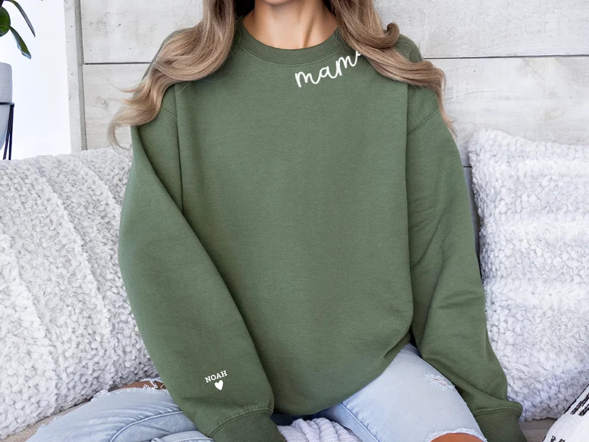 "Mama Curved" - Personalisiertes, besticktes Sweatshirt mit Kindernamen