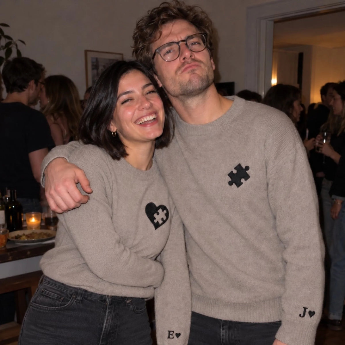 Paar auf einer Party in passenden Pullovern