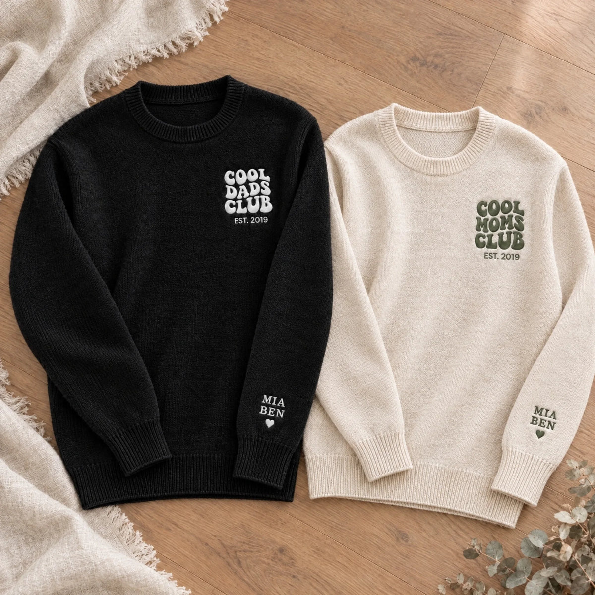 Cool Dads Club & Cool Moms Club Partner-Pullover Bundle – 2 bestickte Wollpullover mit Namen am Ärmel