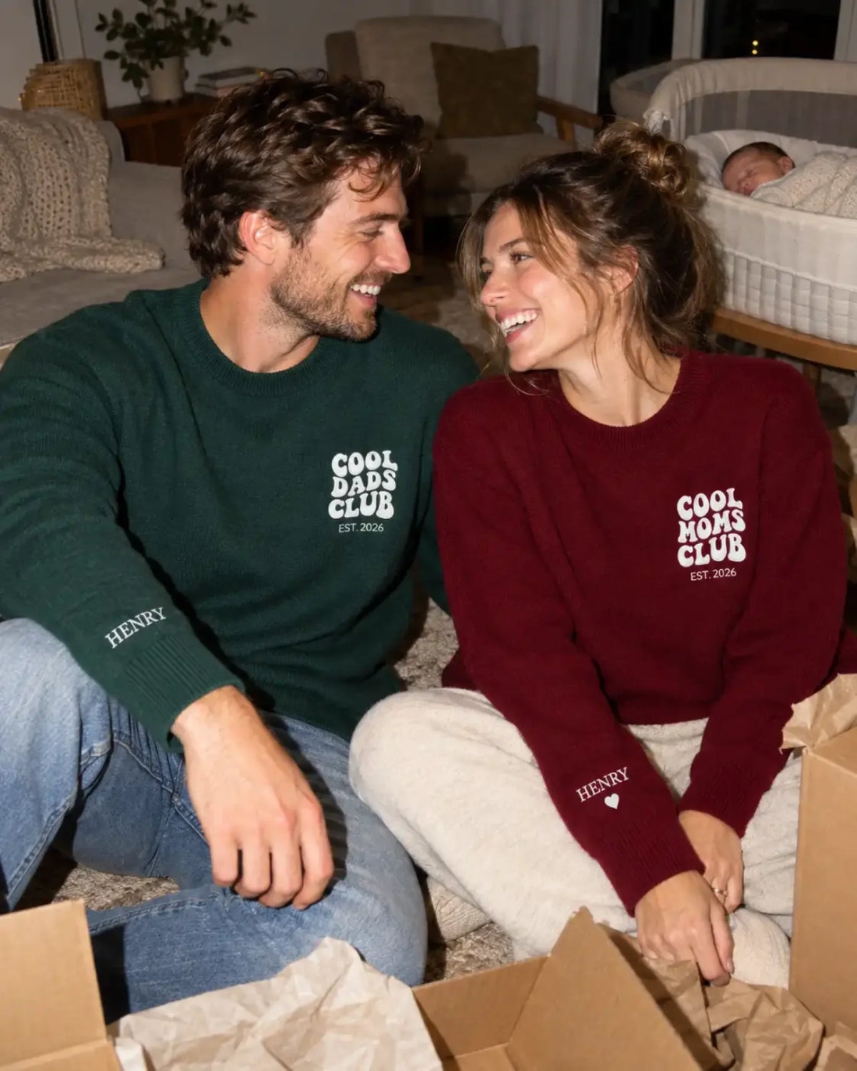 Passende Pullover, lachendes Paar, schlafendes Baby-16