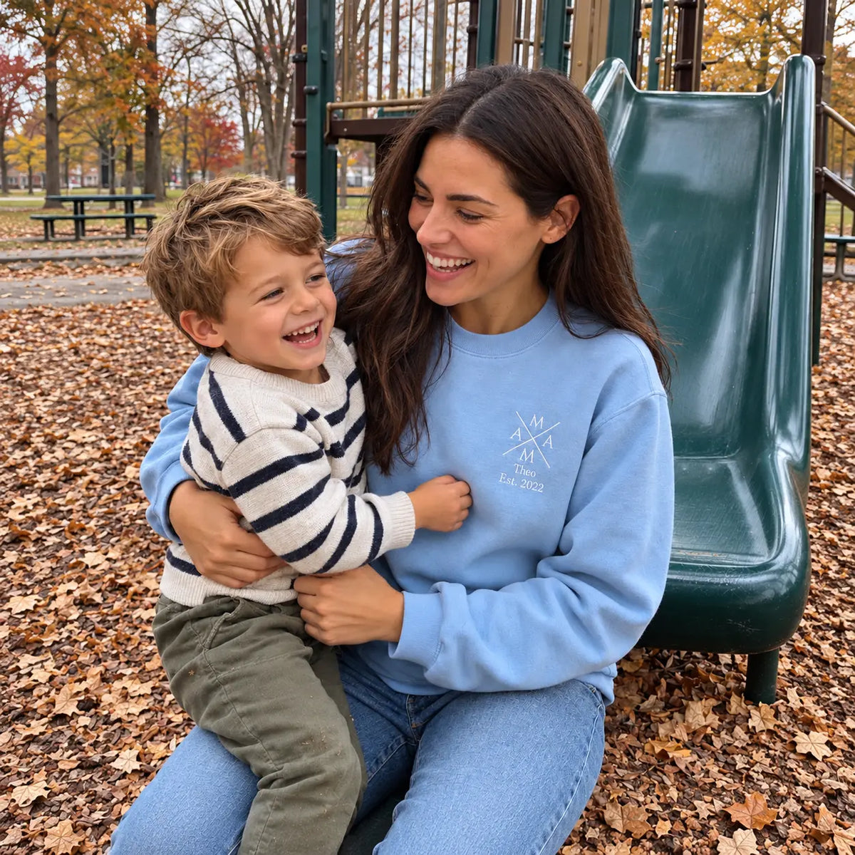 "Mama Crossed” - Personalisiertes Sweatshirt mit Kindernamen und Datum